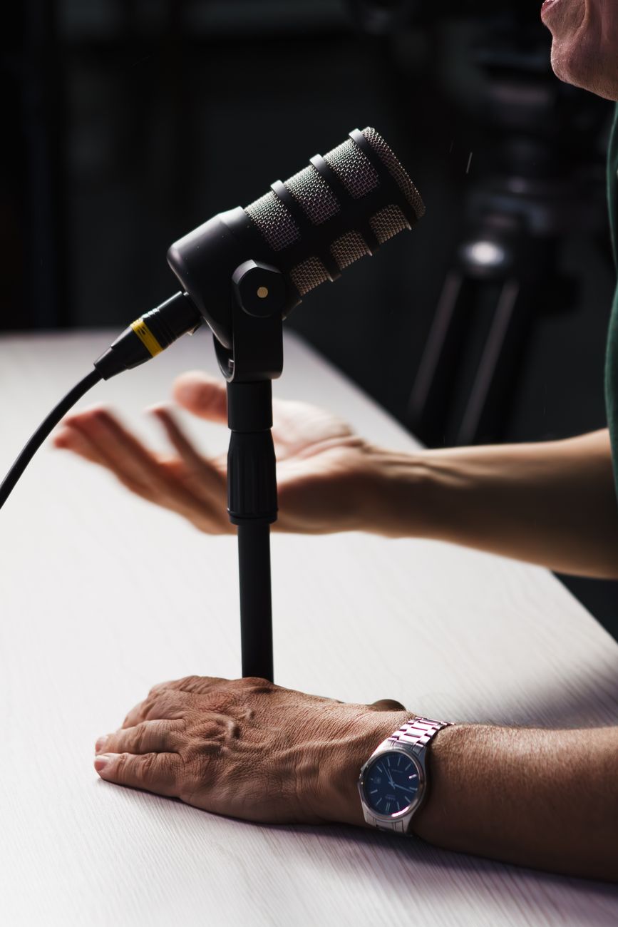 Studio de podcast avec microphones et matériel audio