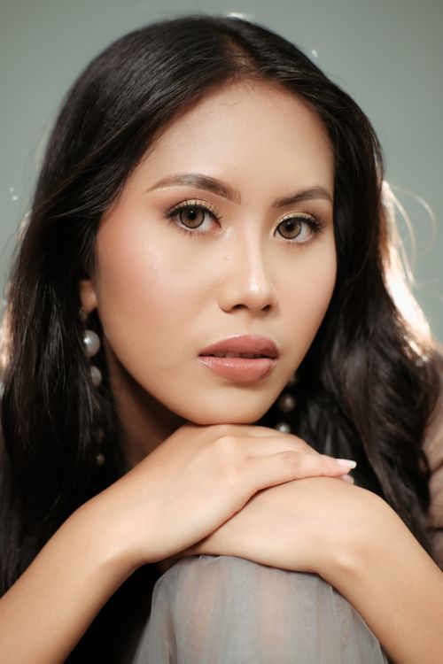 Free Close-up portrait of a young woman with elegant makeup, showcasing natural beauty and style. Stock Photo