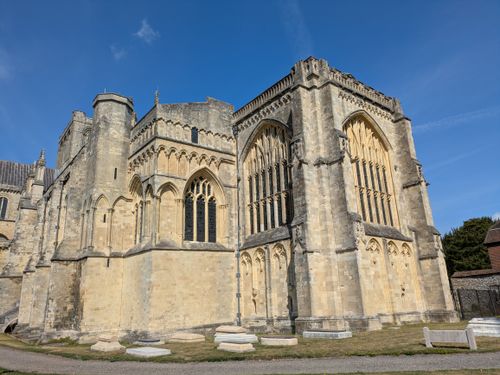 Free Magnificent view of a historic stone abbey under a clear blue sky. Perfect for architecture enthusiasts. Stock Photo