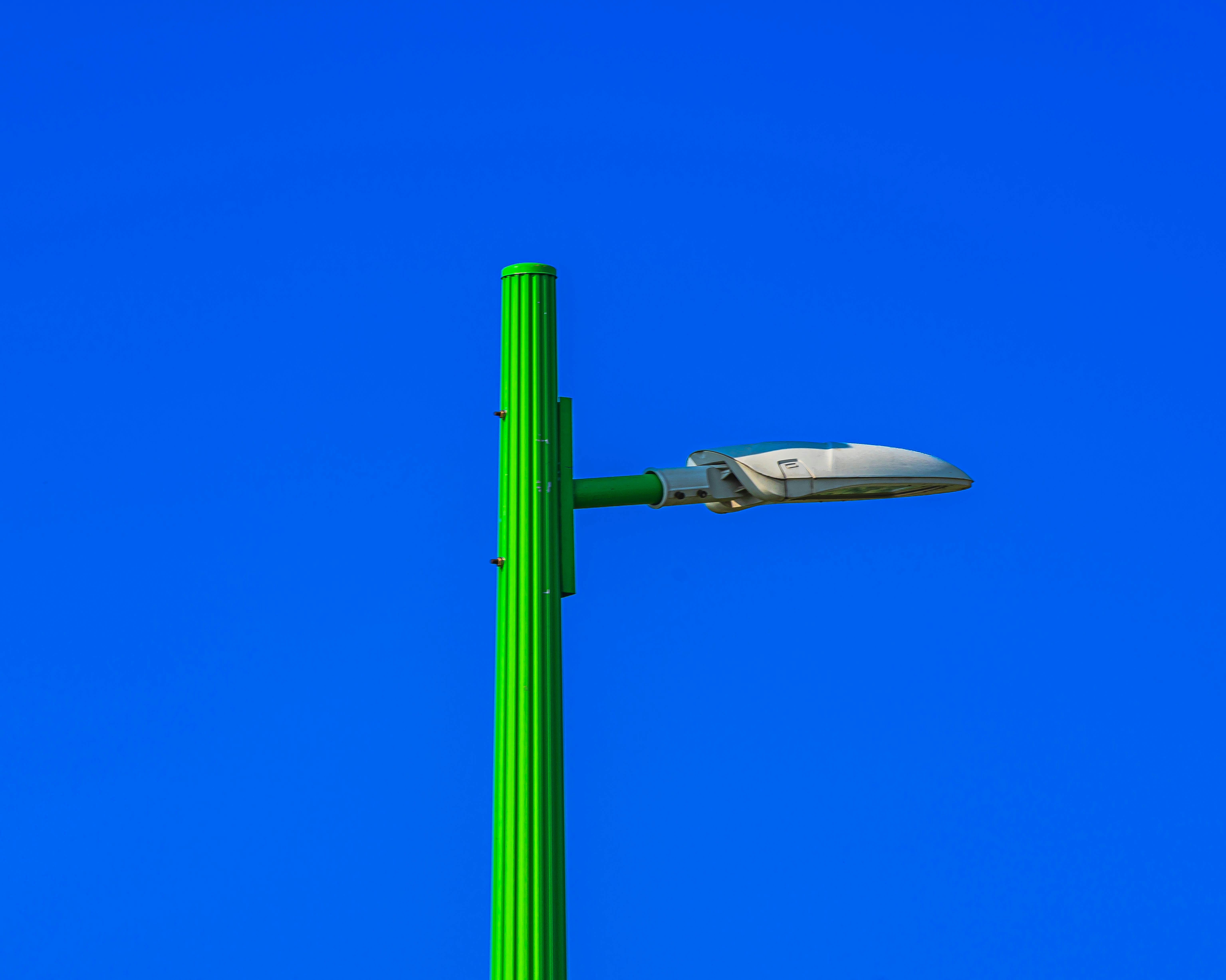 Gratis Livlig grønt gatelys mot en dypblå himmel, som viser frem urban minimalisme. Arkivbilde