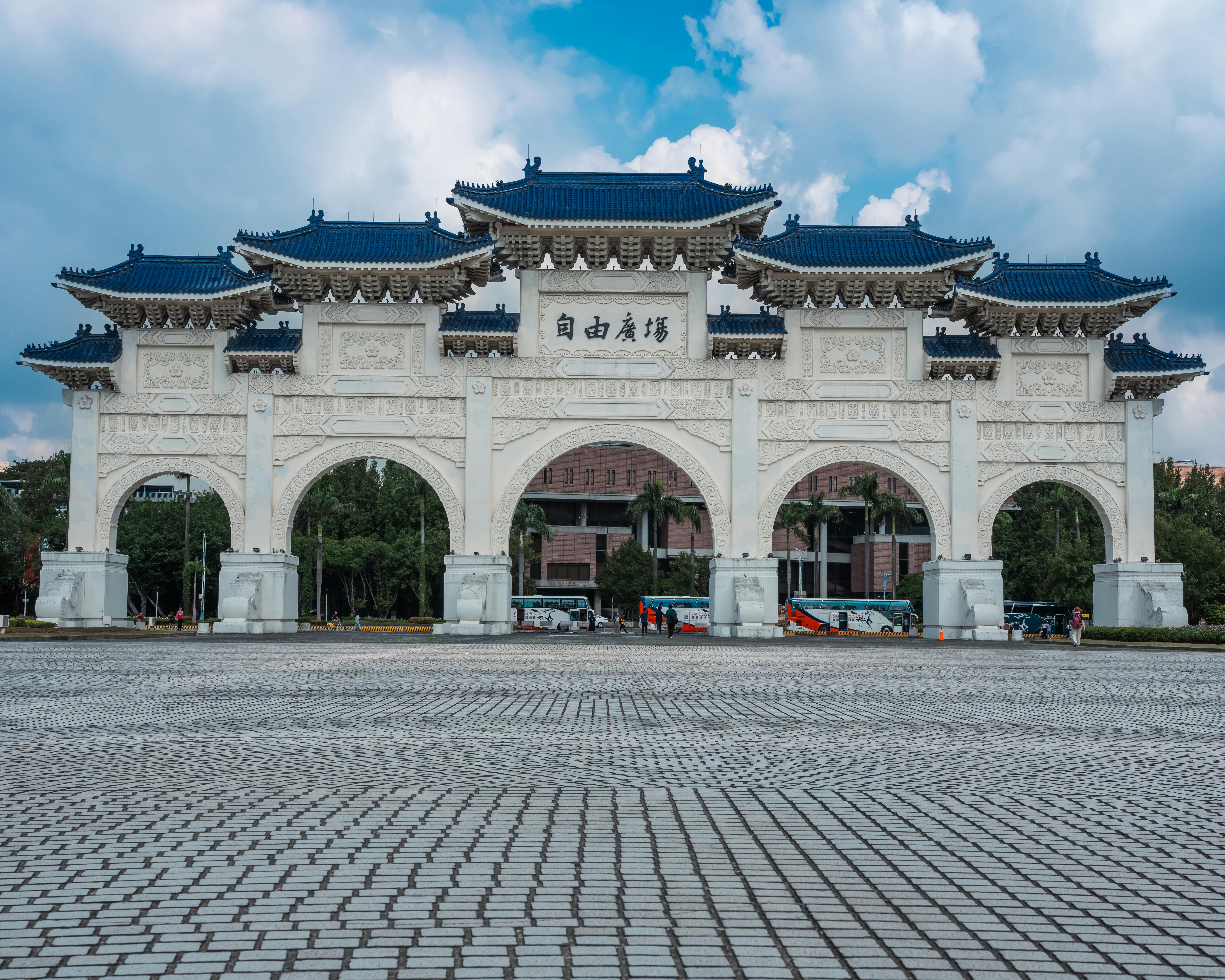 泰國帥哥政治明星現身台北 西門町淡水街頭親民走透透