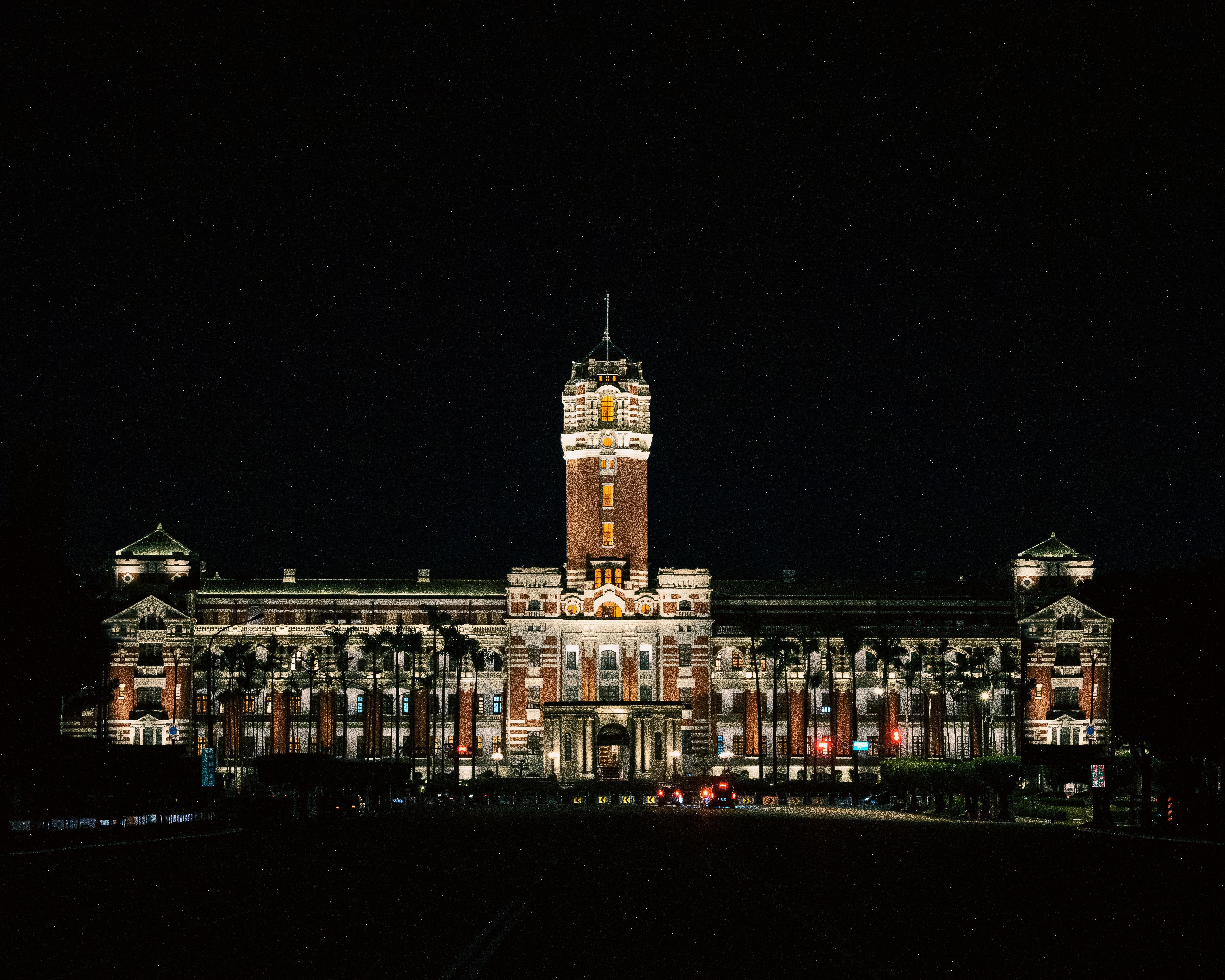 泰國帥哥政治明星現身台北 西門町淡水街頭親民走透透