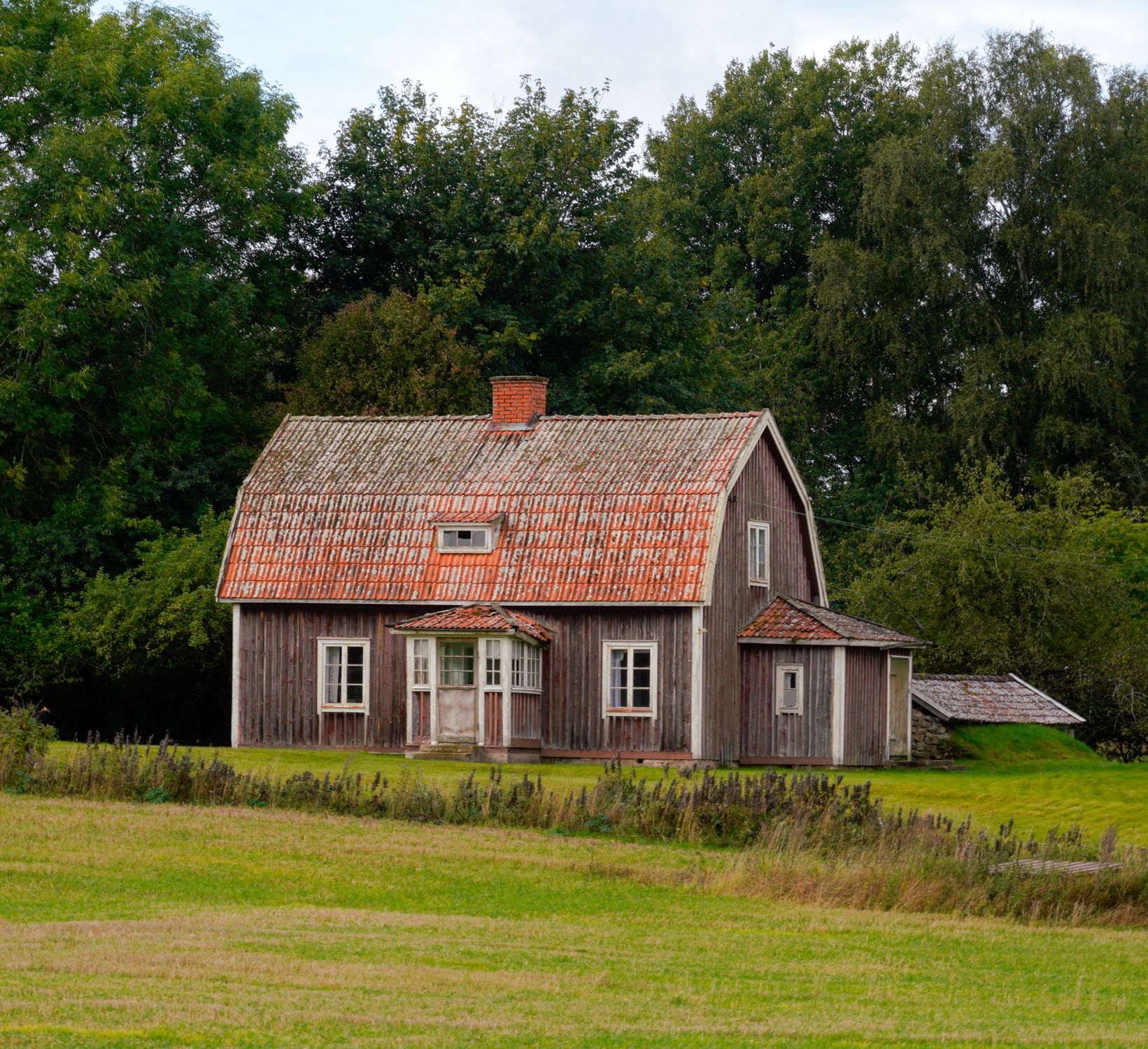 Charming Rustic Countryside Wooden House in Autumn · Free Stock Photo