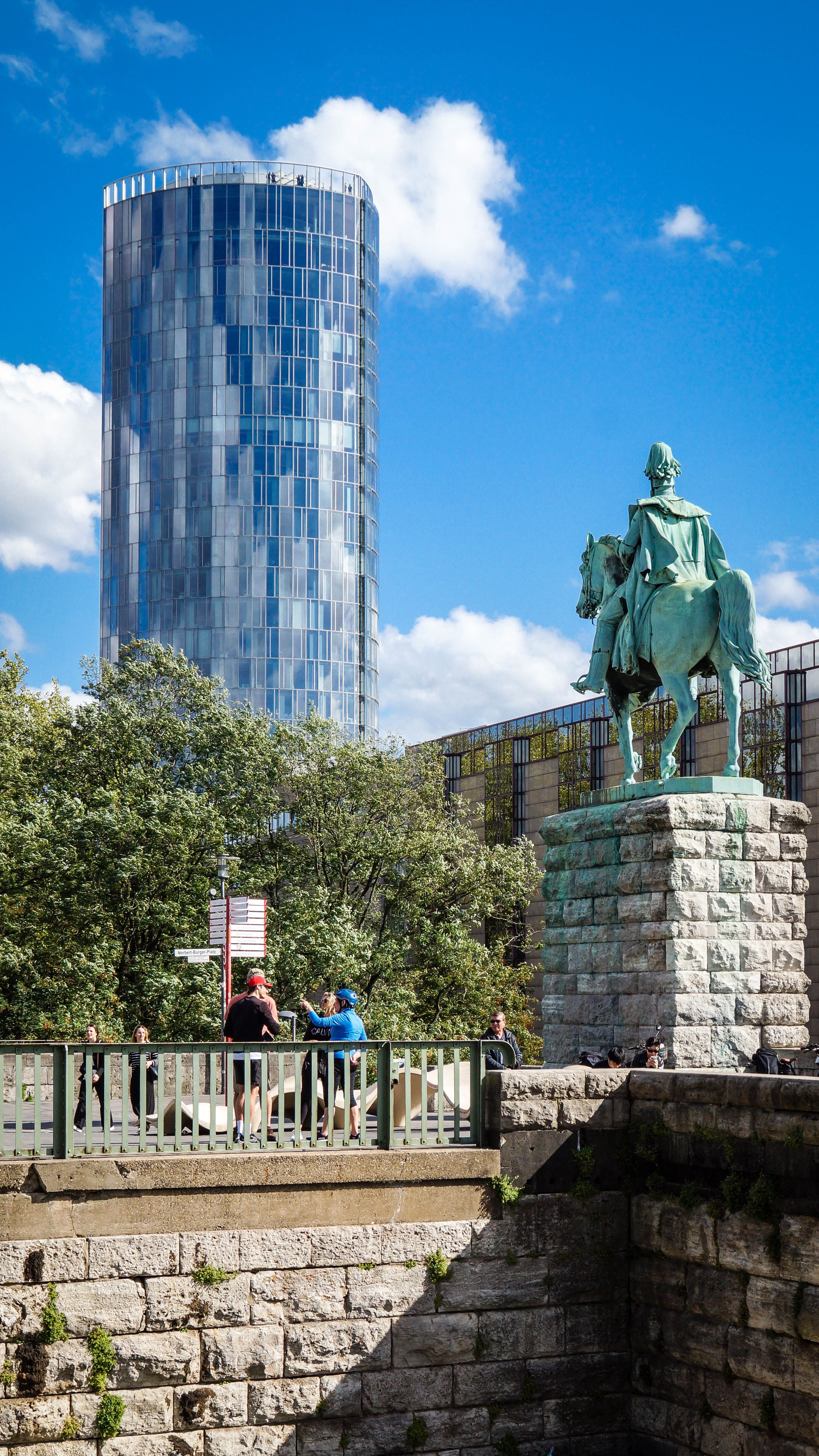 Kostenlos Statue und Stadtsilhouette verschmelzen in Köln und bieten eine Mischung aus Geschichte und Moderne. Stock-Foto