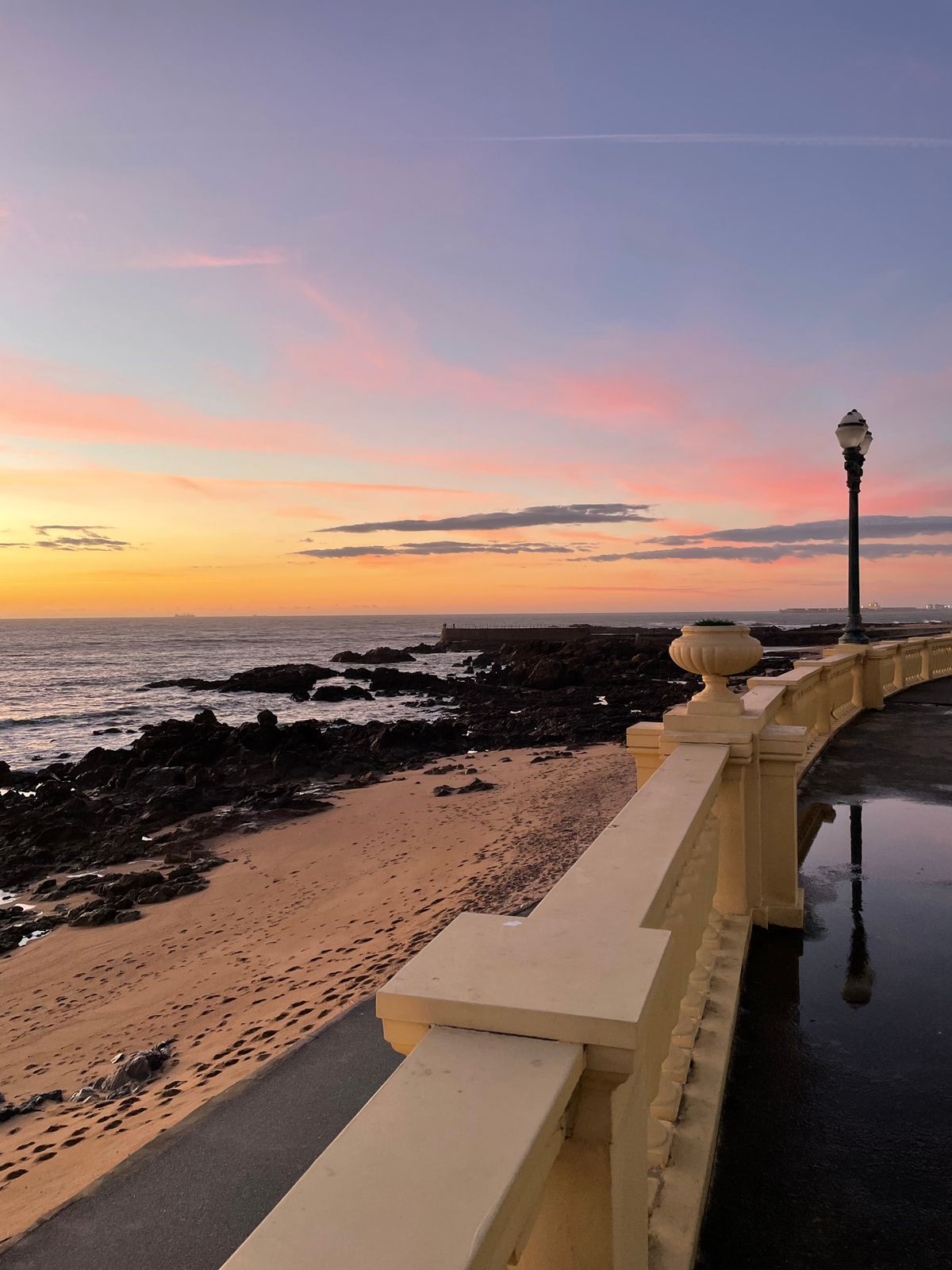 Foz do Douro - apus pe plaja cu țărm stâncos la Porto