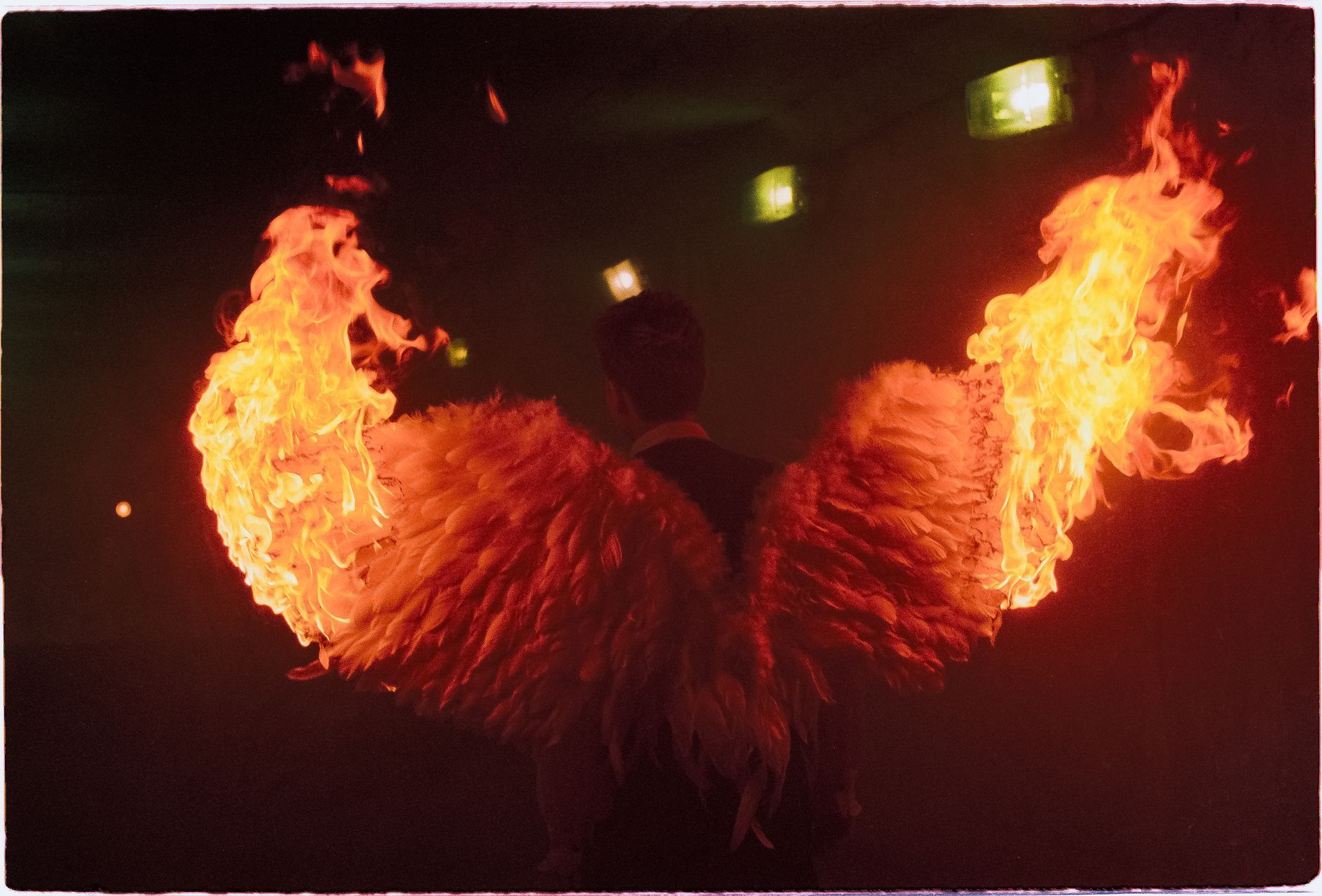 홍콩 아파트 불 인명 피해 현황|정부 공식 발표 기준 2 A dramatic image of angelic wings on fire, creating a striking visual in a dark setting.