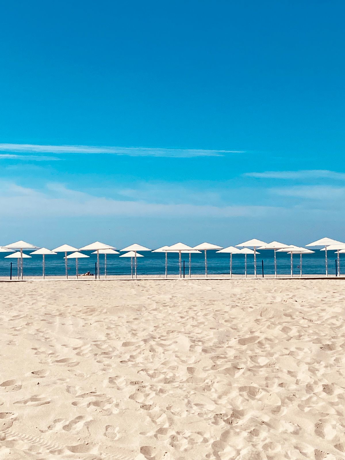 Mamaia Sud - plaja lată cu umbrele albe, potrivită pentru familii
