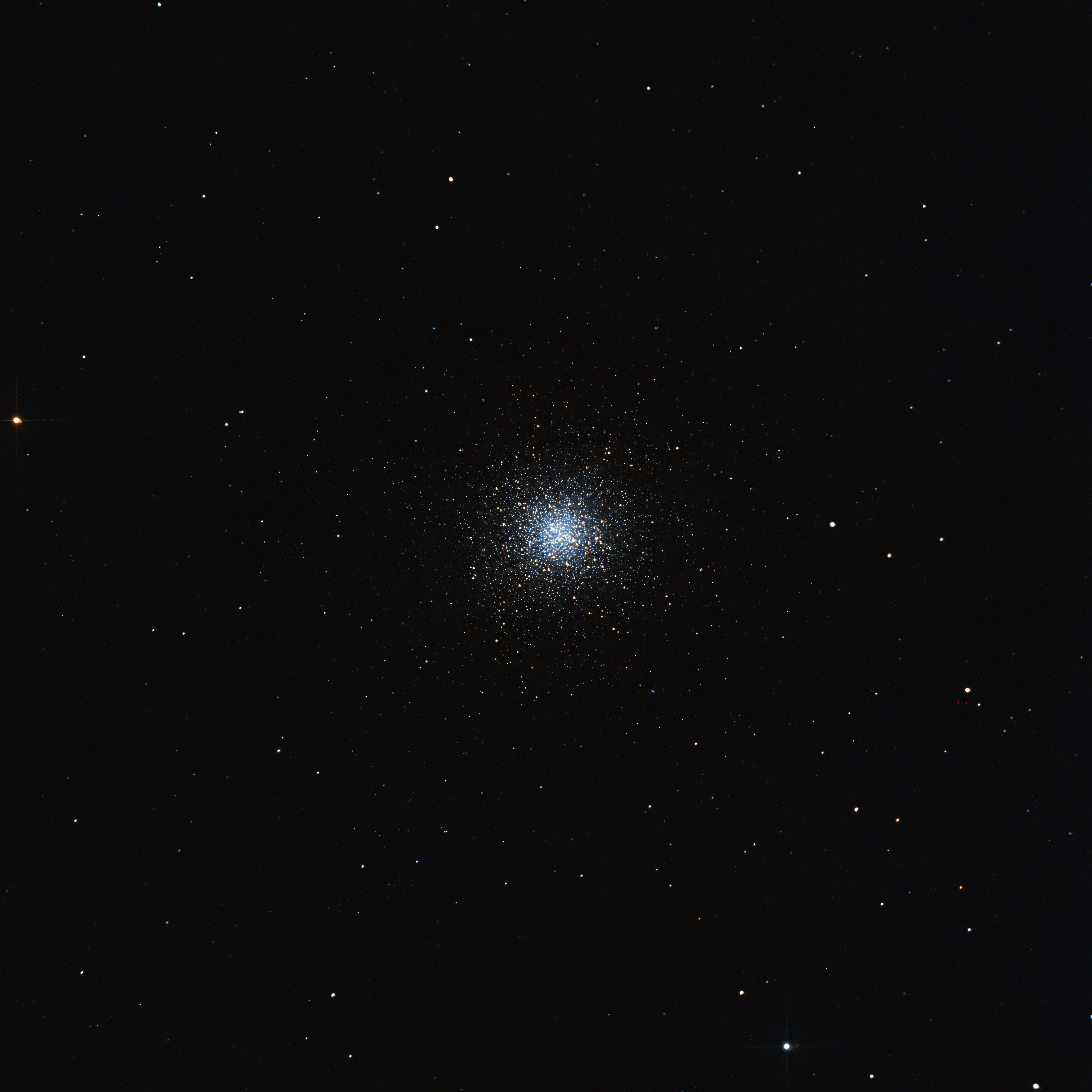 Fotomural Explora el denso cúmulo de estrellas capturado en el centro de una galaxia distante en esta impresionante imagen astronómica.
