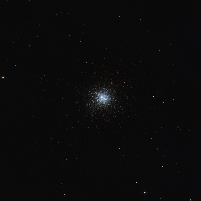 Fotomural Explora el denso cúmulo de estrellas capturado en el centro de una galaxia distante en esta impresionante imagen astronómica.