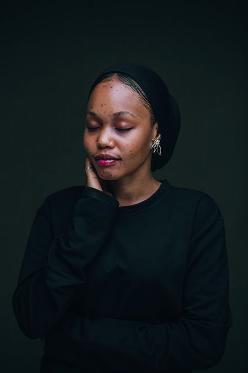 Free A contemplative portrait of a young Nigerian woman capturing elegance and introspection. Stock Photo