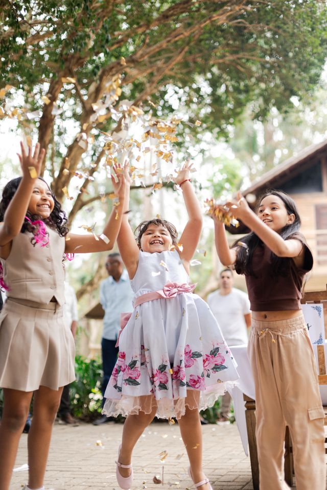 Grupo de niños felices celebrando juntos al aire libre en São Paulo, Brasil