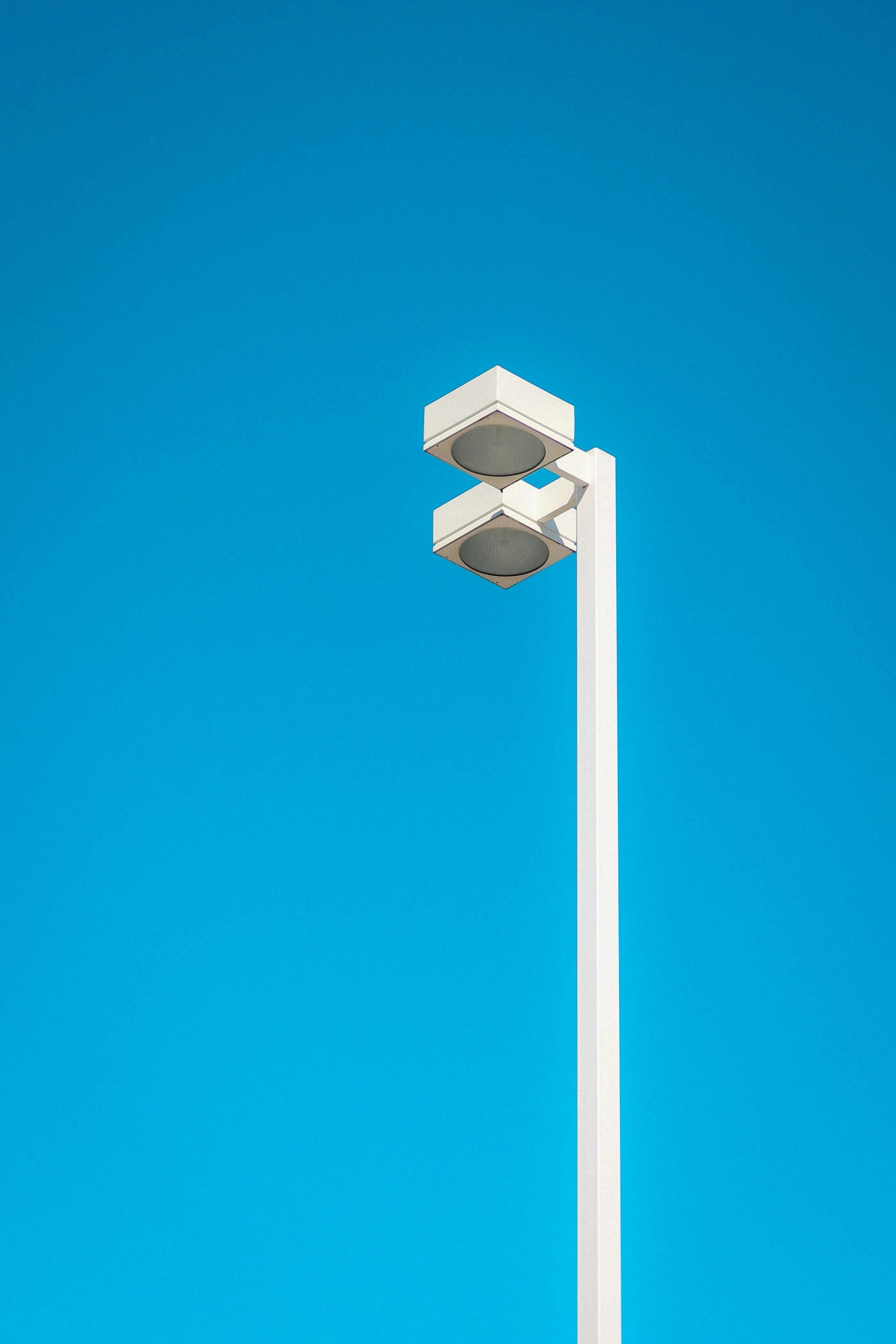 Kostnadsfria Minimalistiskt foto av en ensam gatlykta mot en klarblå himmel i Kingston, Ontario. Stock foto