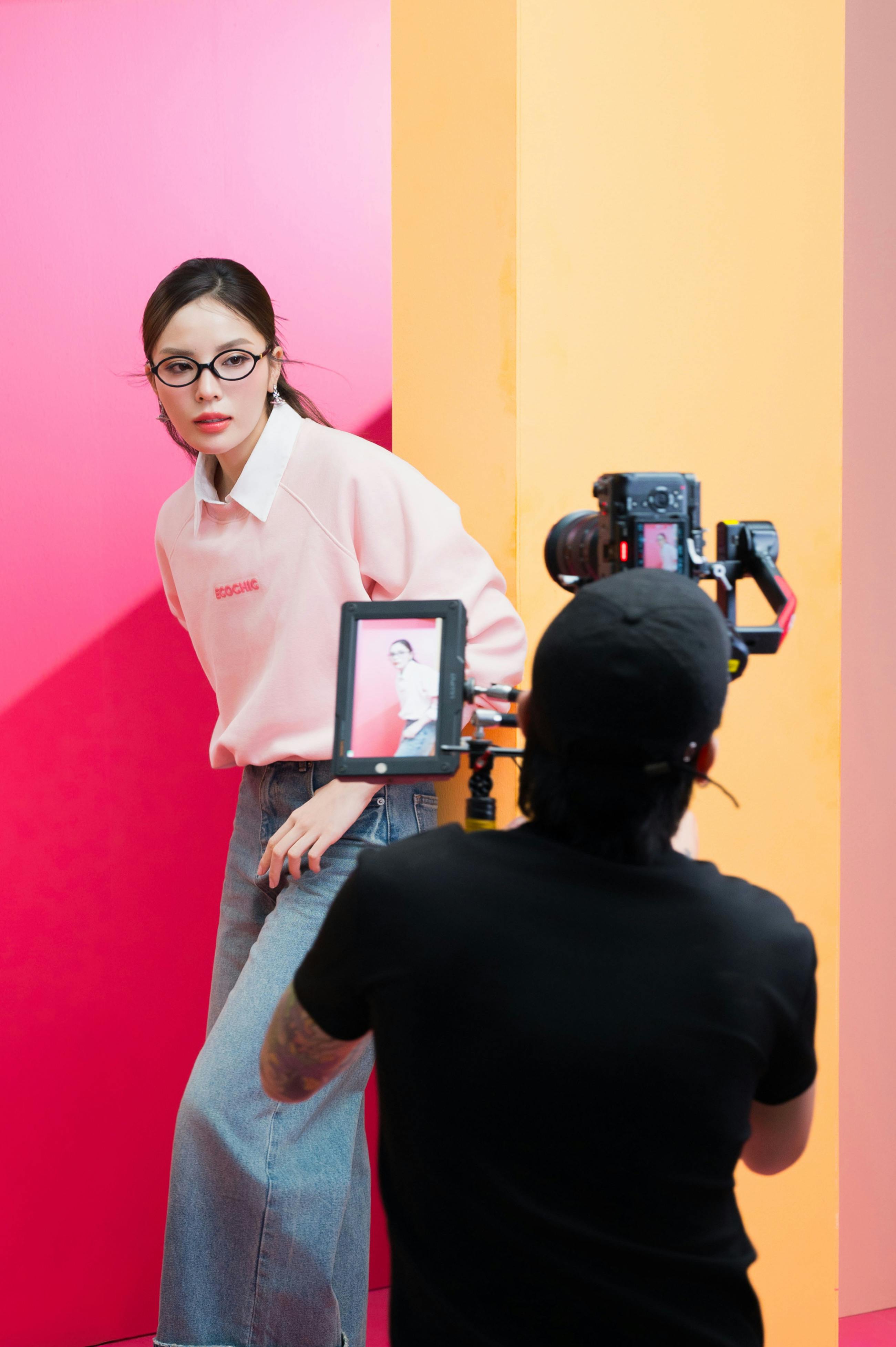 De franc Una model moderna posa en un estudi vibrant durant una sessió de fotos de moda. Foto d'estoc