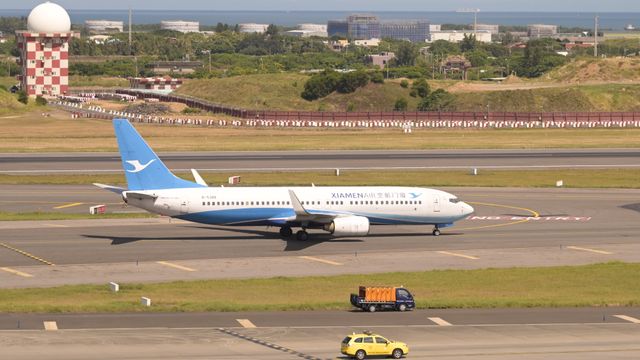 A Xiamen Airlines plane taxiing at Taoyuan Airport, Taiwan. — lounges at Xiamen Airport
