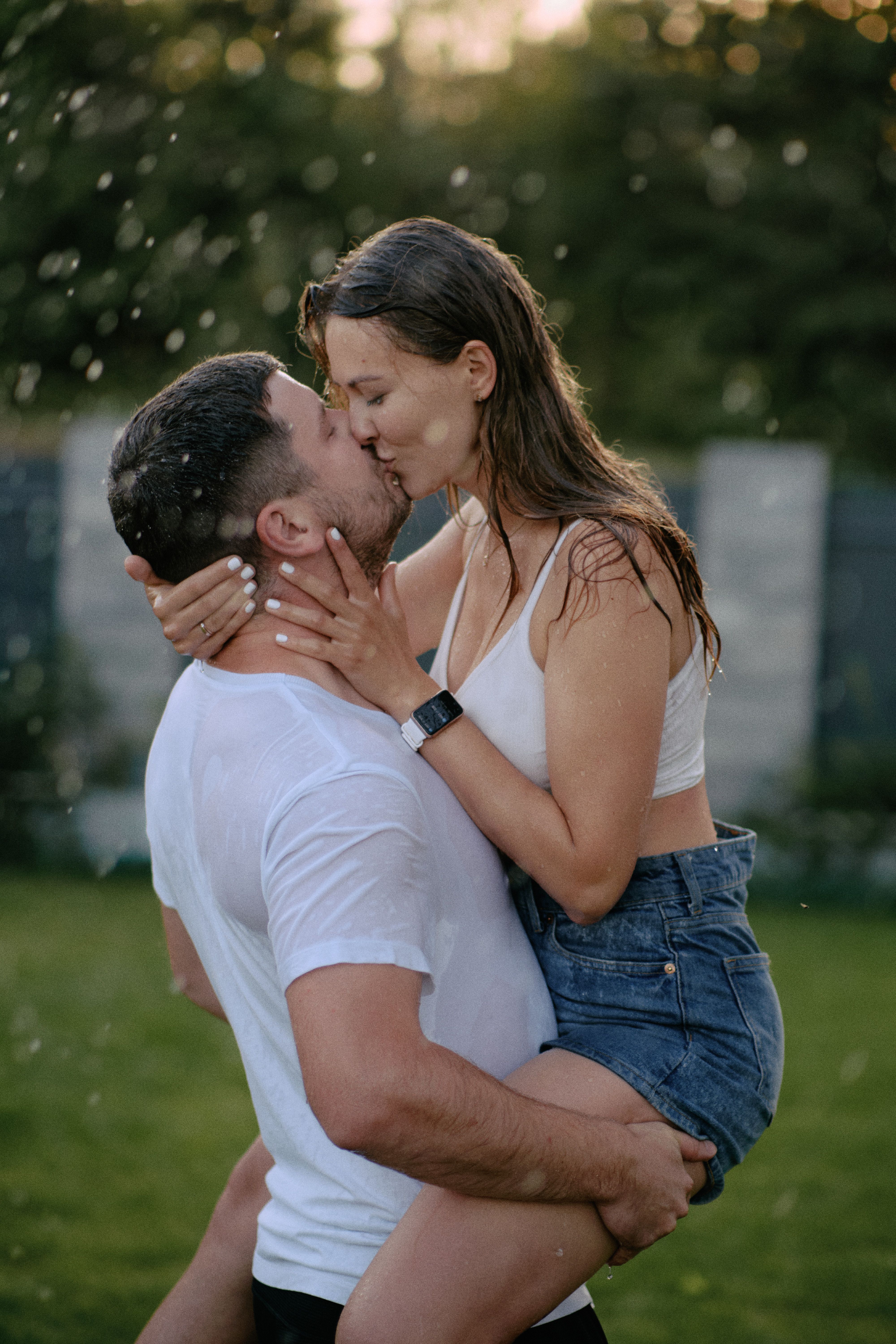Photo inspiration: Picture Idea: Romantic Summer Kiss Outdoors In The Rain