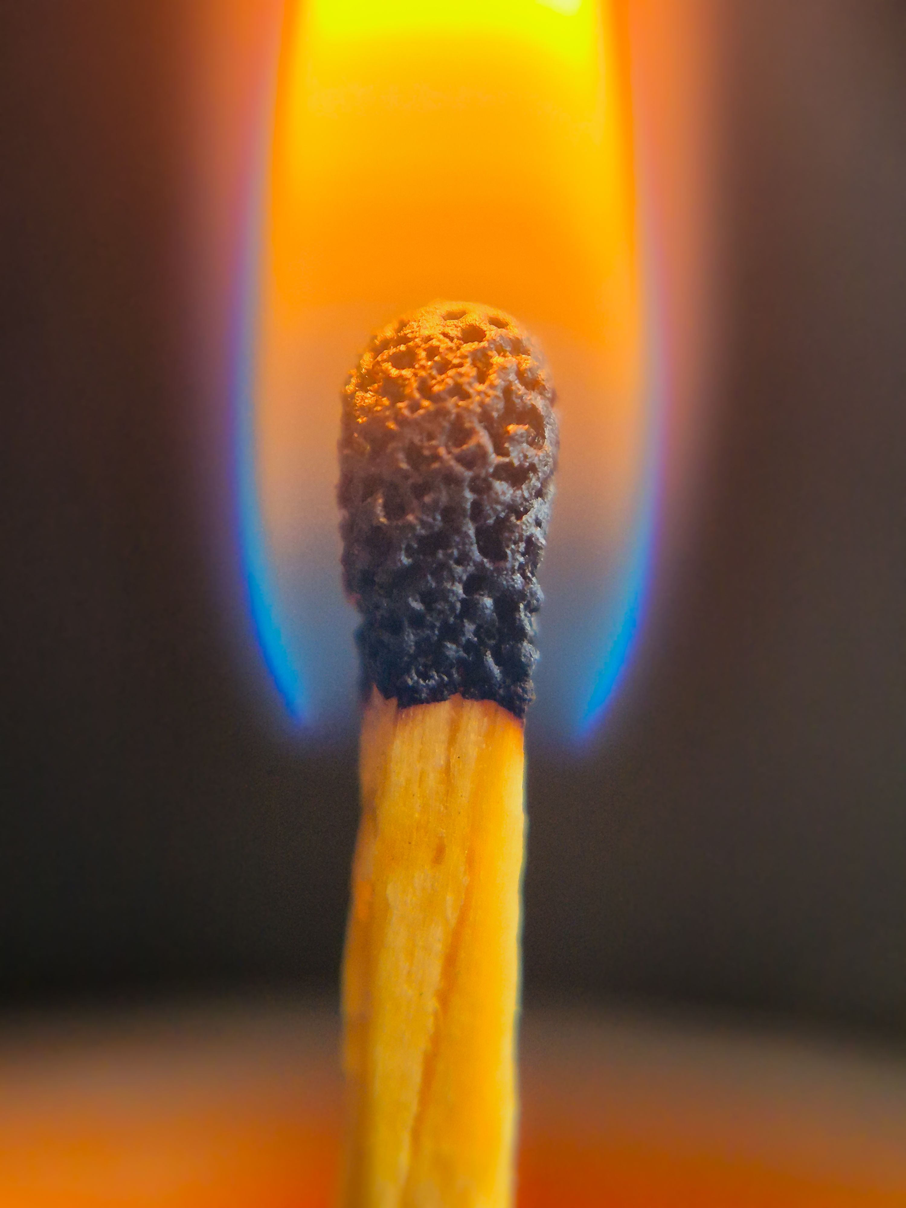 Fotomural Primer plano detallado de un fósforo ardiente mostrando colores vibrantes de la llama.