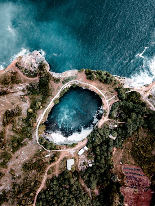 緑の水域の近くの家や建物の航空写真