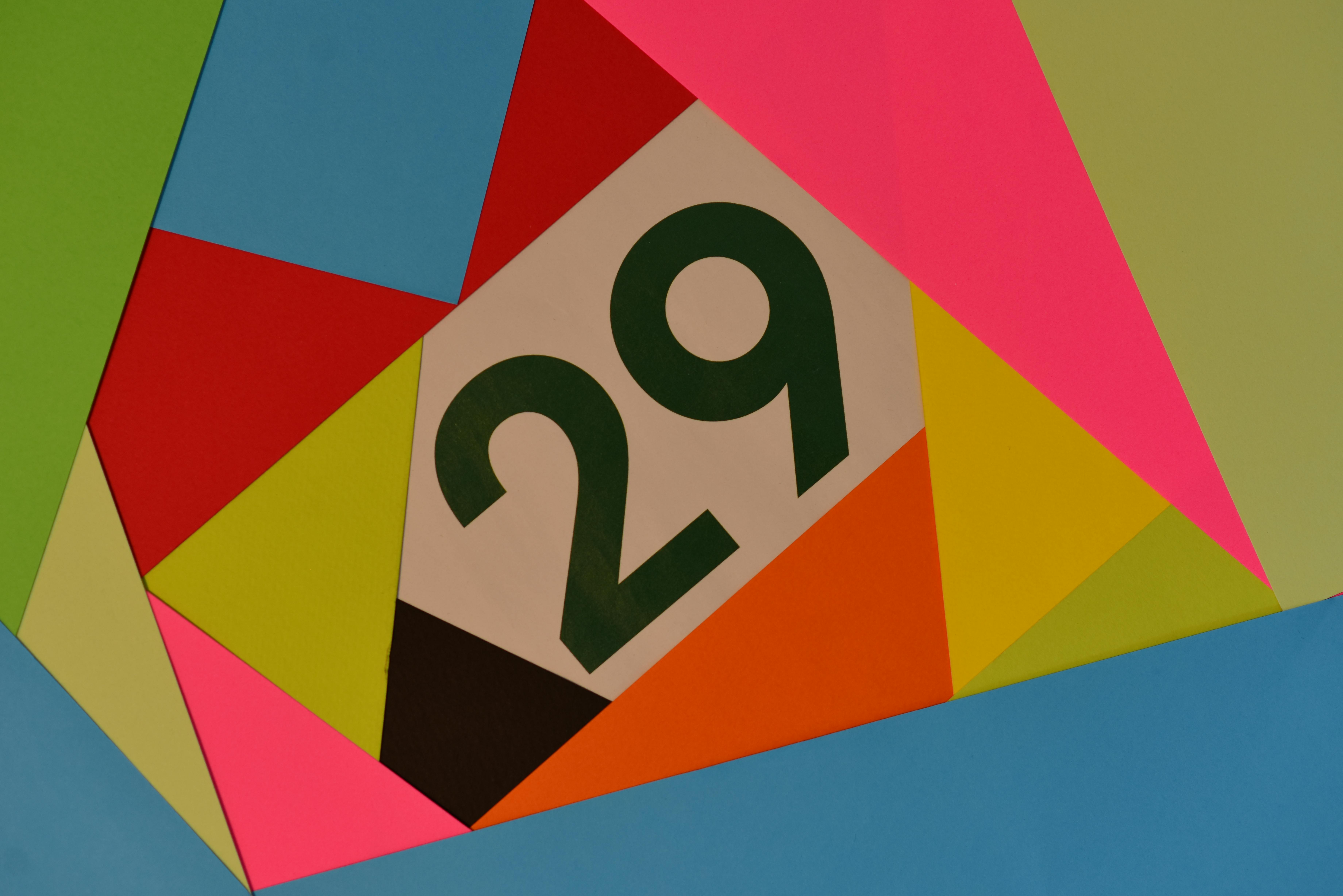 Kostenlos Lebendige abstrakte Kunst mit geometrischen Formen und der Zahl 29 auf buntem Papier. Stock-Foto