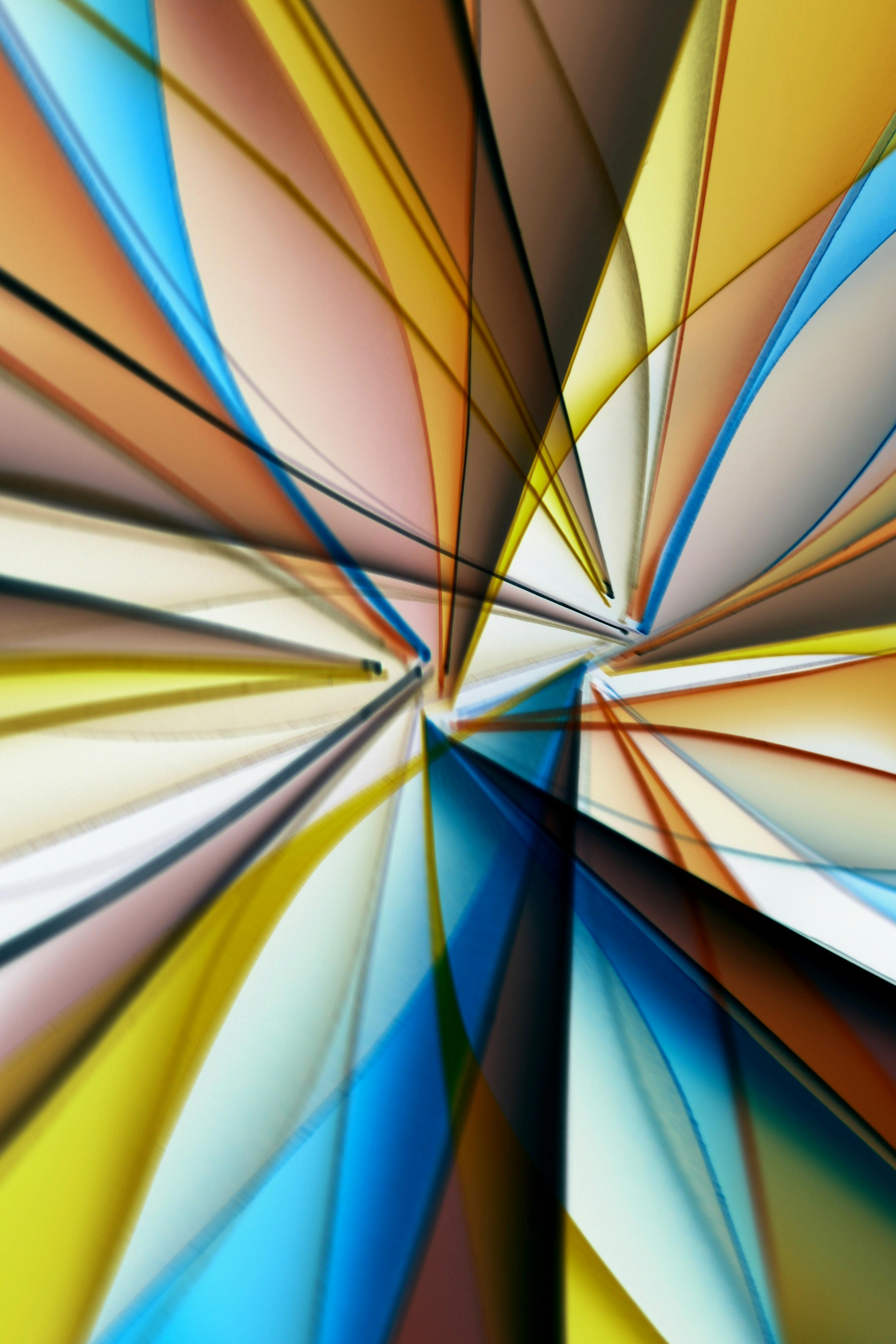 Kostenlos Dynamisches abstraktes Design mit lebendigen geometrischen Formen und Farben, das eine energetische visuelle Wirkung erzeugt. Stock-Foto