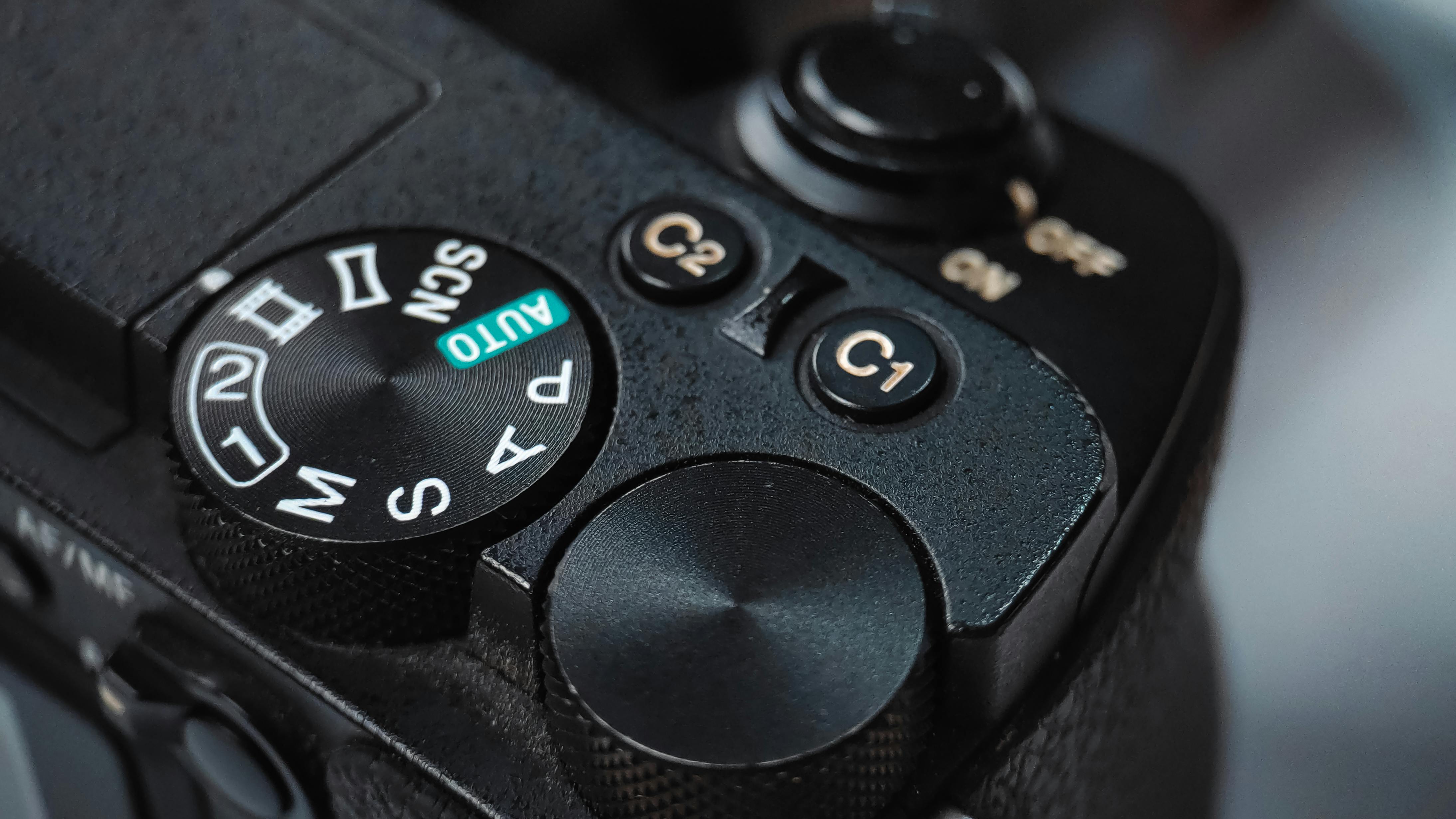 Ücretsiz Çeşitli ayarları ve düğmeleri gösteren DSLR kamera kontrollerinin ayrıntılı görüntüsü. Stok Fotoğraflar