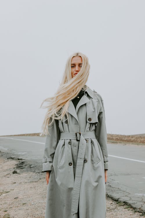 Femme Portant Un Trench Coat Gris à Côté De La Route