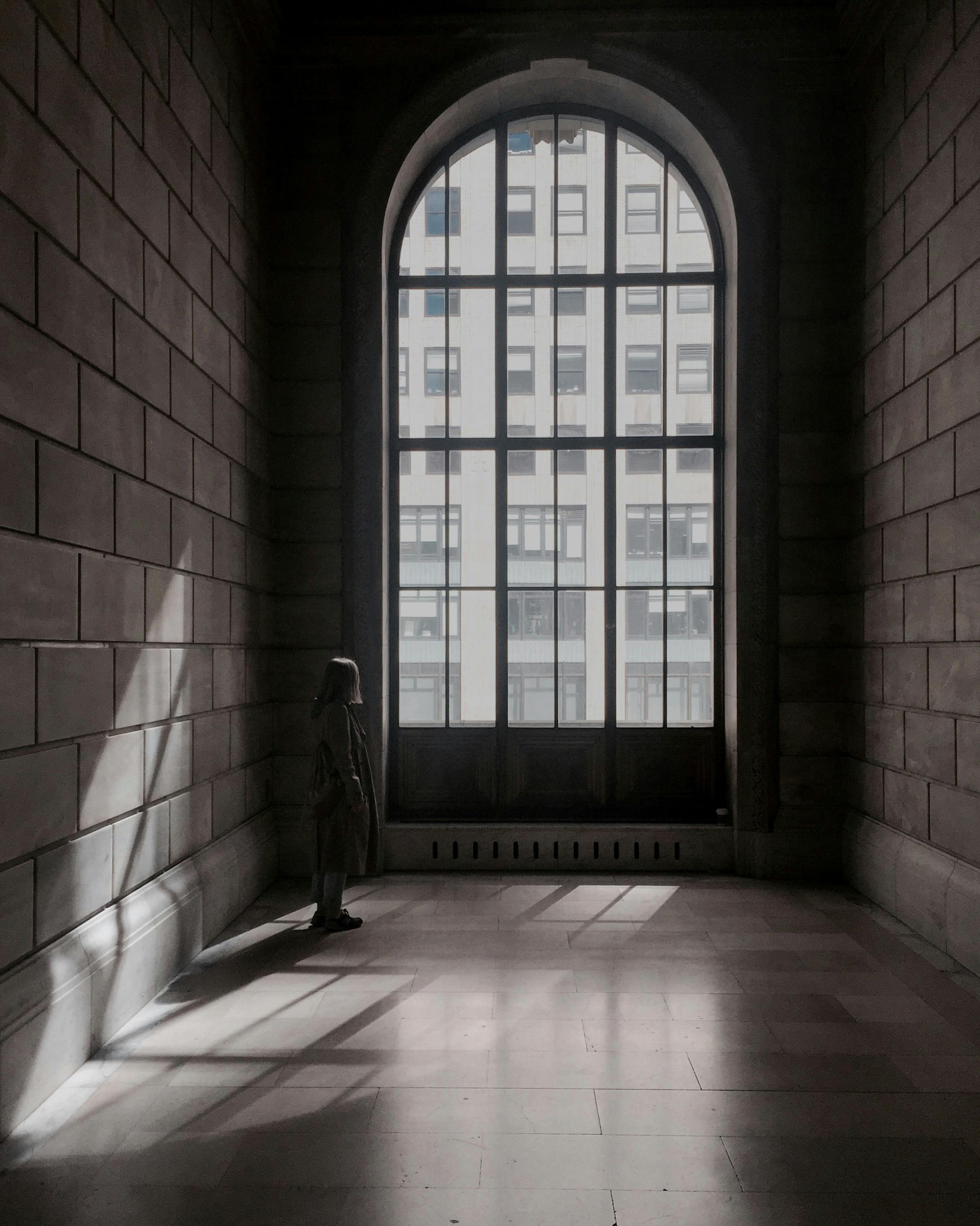 纽约市建筑内部带有大窗户的灰度图像