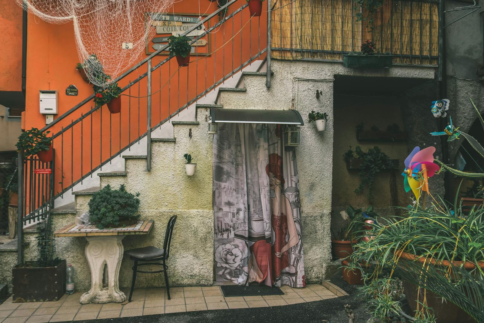 Facciata esterna accogliente con elementi architettonici e spazi all'aperto