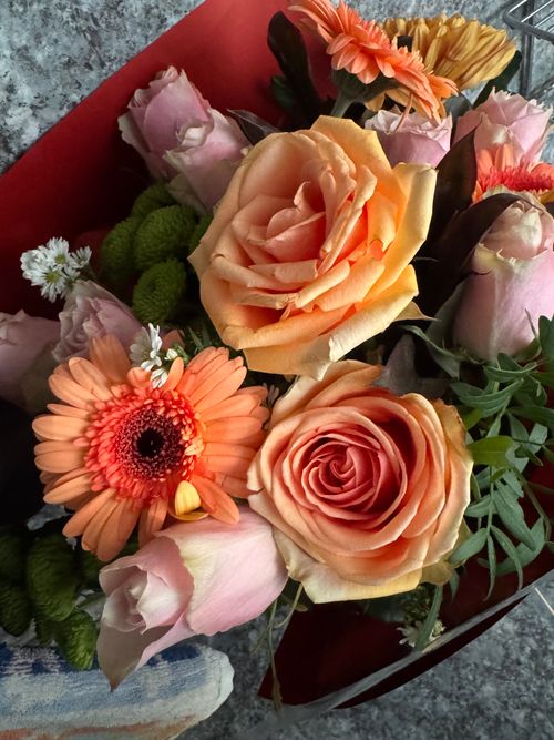 Free Bright floral arrangement featuring roses and gerberas with a colorful and natural aesthetic. Stock Photo