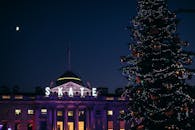 夜晚，伦敦萨默塞特宫的一棵明亮圣诞树点亮了节日灯光和装饰品