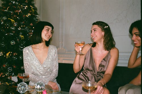 gratis Drie Vrouwen Lachen Naast Kerstboom Stockfoto