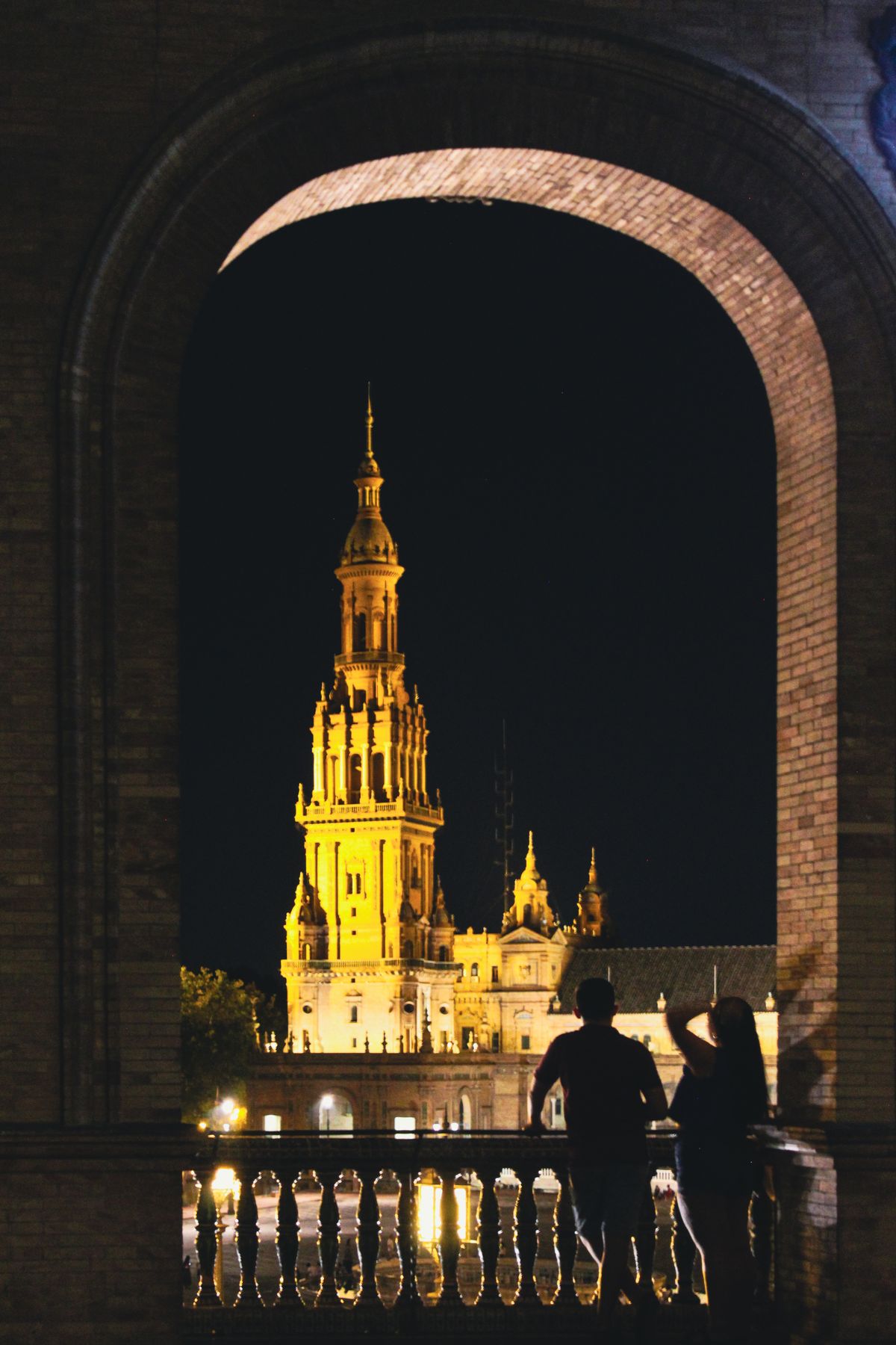 Unde te cazezi în Sevilla - Plaza de España cu turnul iluminat seara
