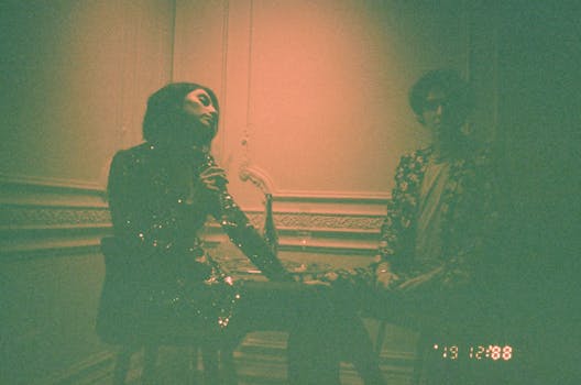 在室内灯光昏暗的派对上，一对时尚夫妇的复古风格肖像