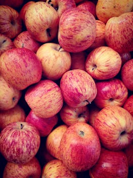 Apples, honeycrisp, with skin, raw