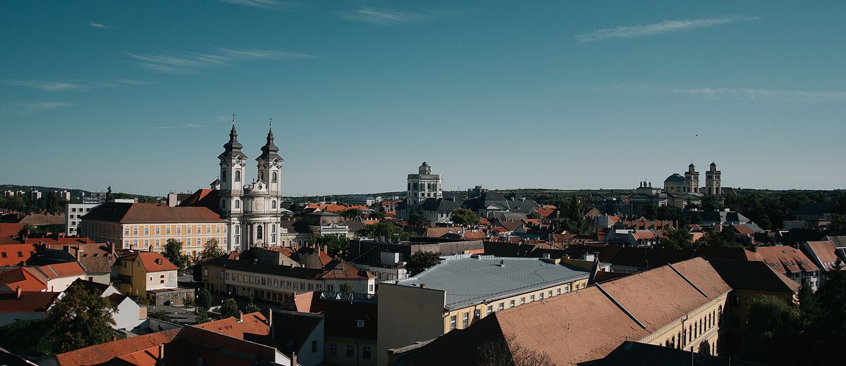 Eger desde el aire, con las torres de su basílica