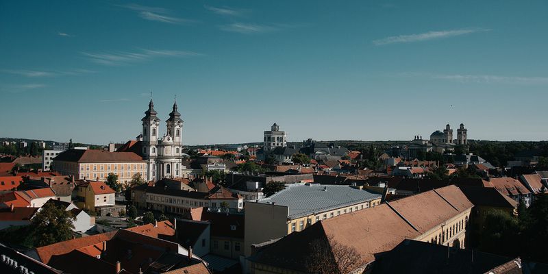 Eger desde el aire, con las torres de su basílica