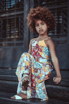 一位年轻女孩穿着花卉连衣裙，坐在里约热内卢户外的肖像