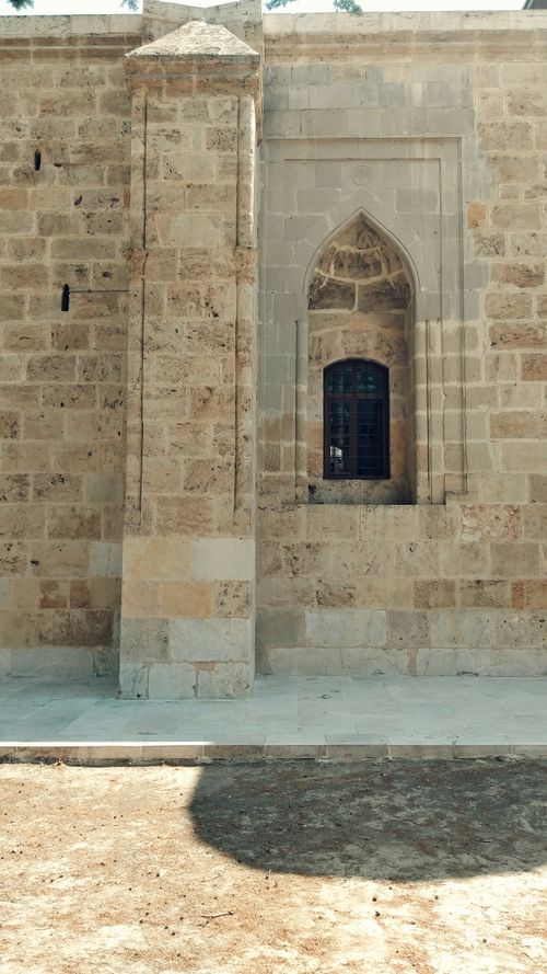Free Detailed stone wall of historical architecture in Amasya, Türkiye, showcasing medieval design. Stock Photo