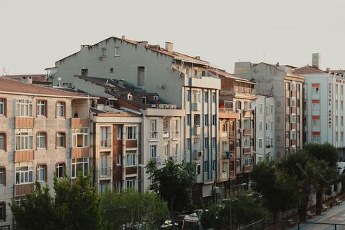 Free Charming streetscape of Istanbul showcasing classic apartment buildings at dusk. Stock Photo
