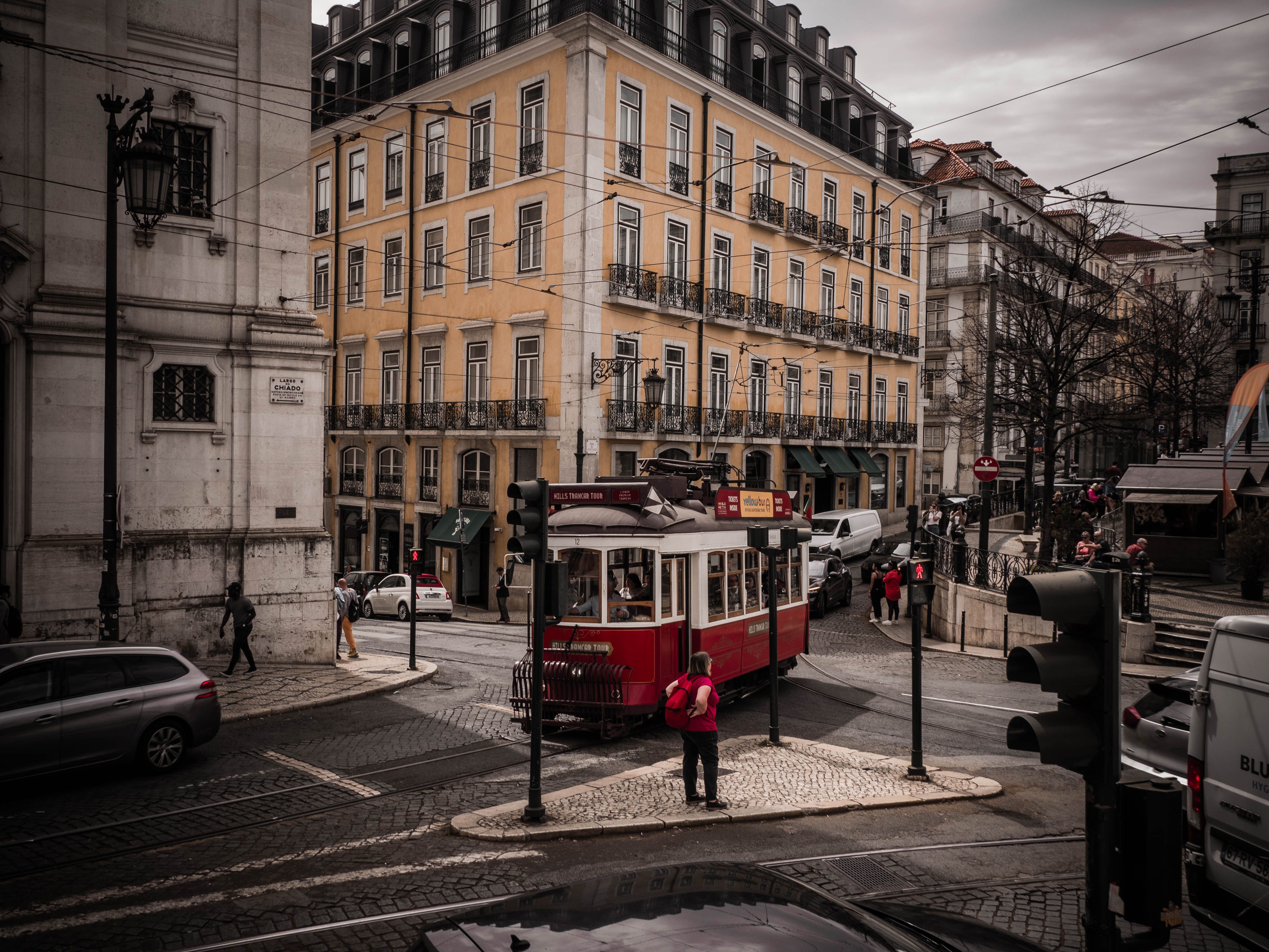 Tramvai roșu istoric pe străzile din centrul Lisabonei