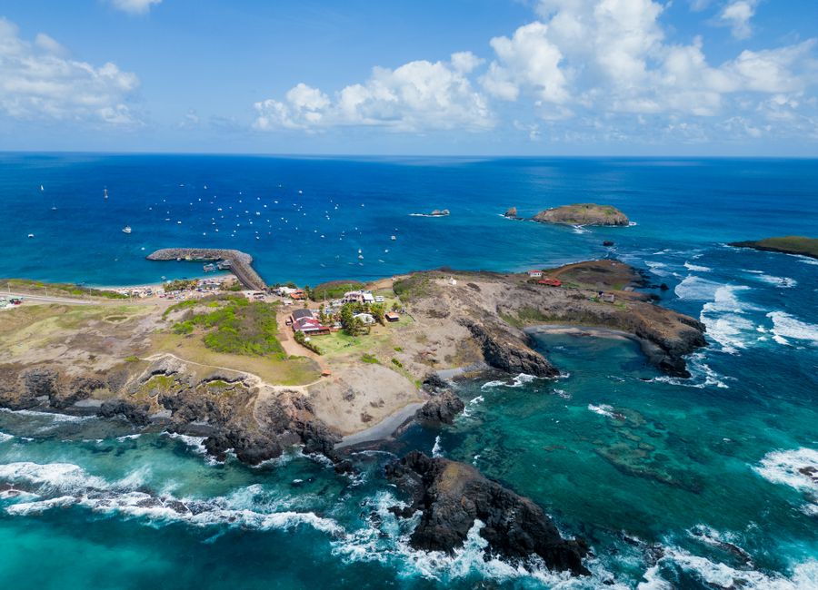 Stunning aerial view of Fernando de Noronha's vibrant coastline and turquoise waters.
