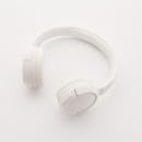 现代白色无线耳机的时尚俯视图，置于干净的白色背景之上