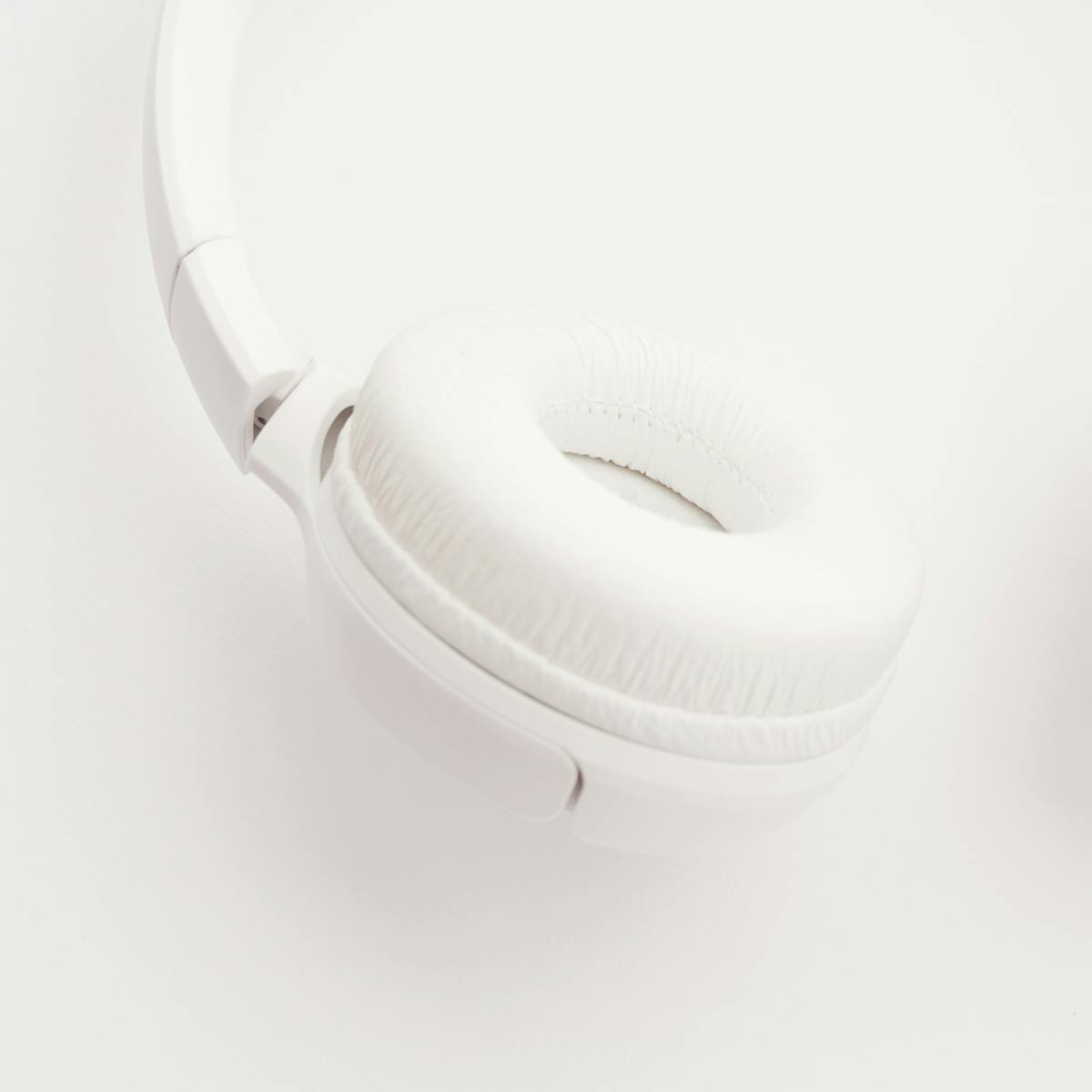 Wireless noise-cancelling headphones