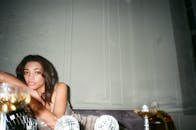 一位身着优雅服装的女子，在精致的新年派对上享受着轻松时刻