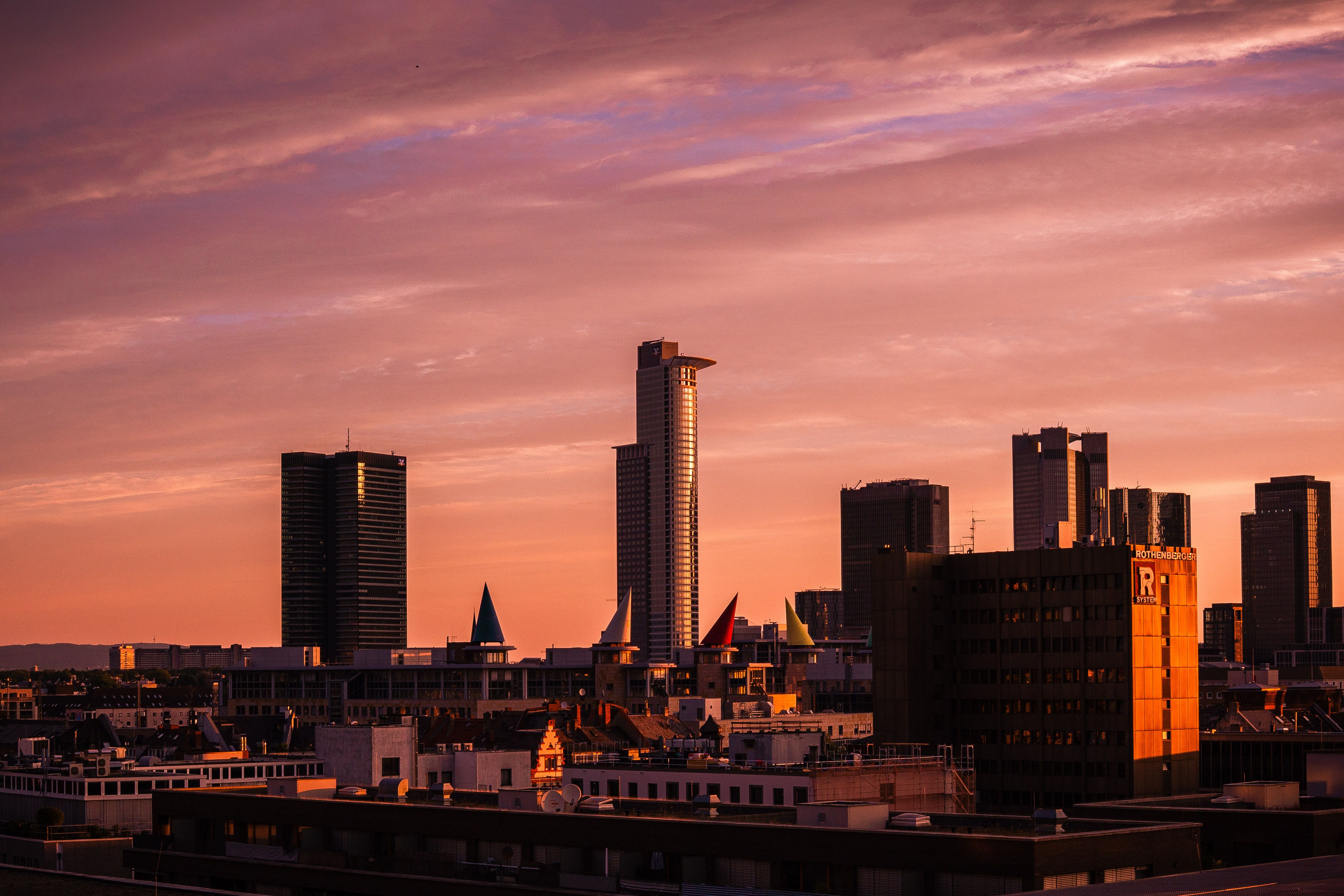 Abendliche Skyline einer Stadt