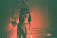 在迷人的环境中，时尚女性戴着气球，在喜怒无常的复古灯光下被捕捉到