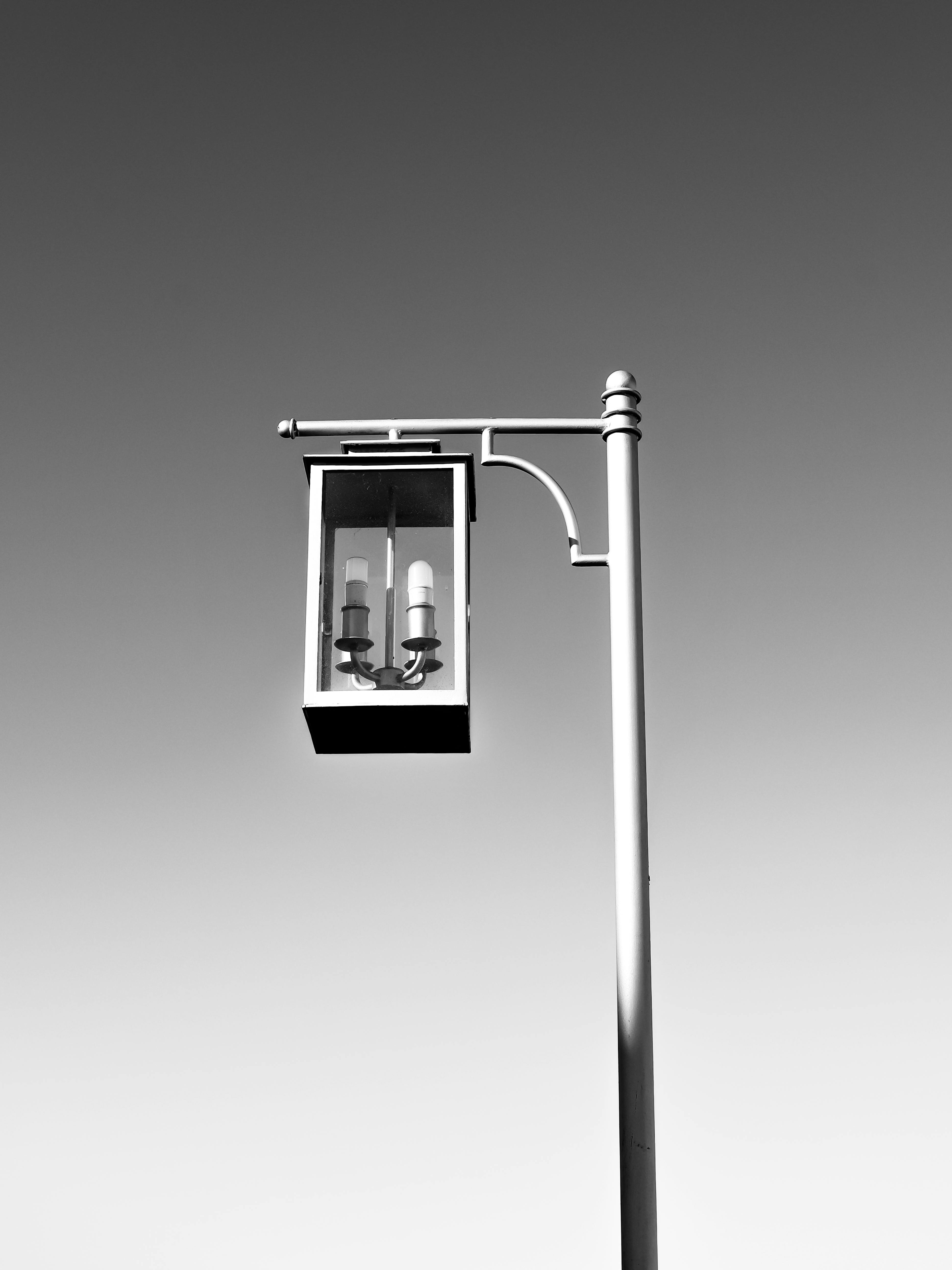 Gratis Imagen minimalista en blanco y negro de una farola contra un cielo despejado. Foto de stock