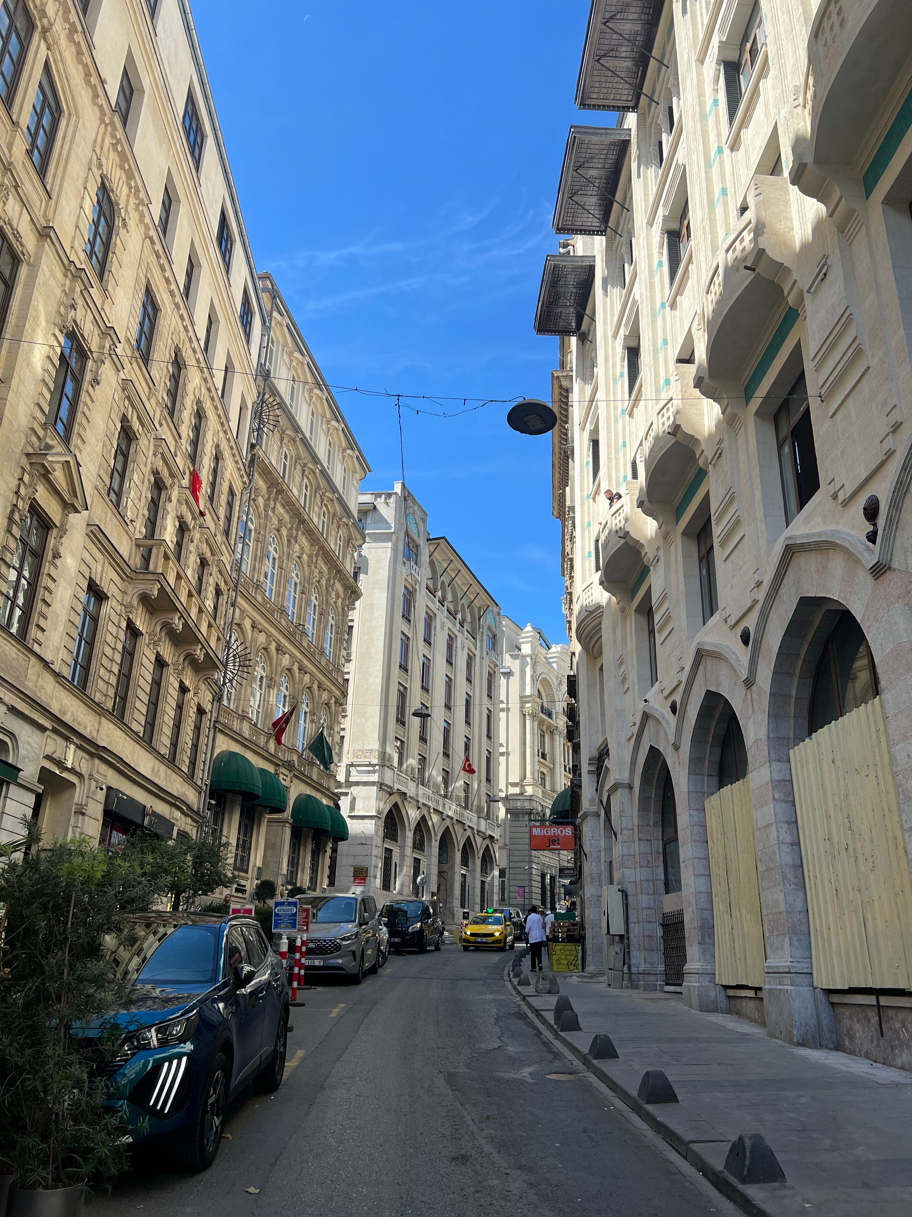 Historic European Street with Arched Architecture · Free Stock Photo