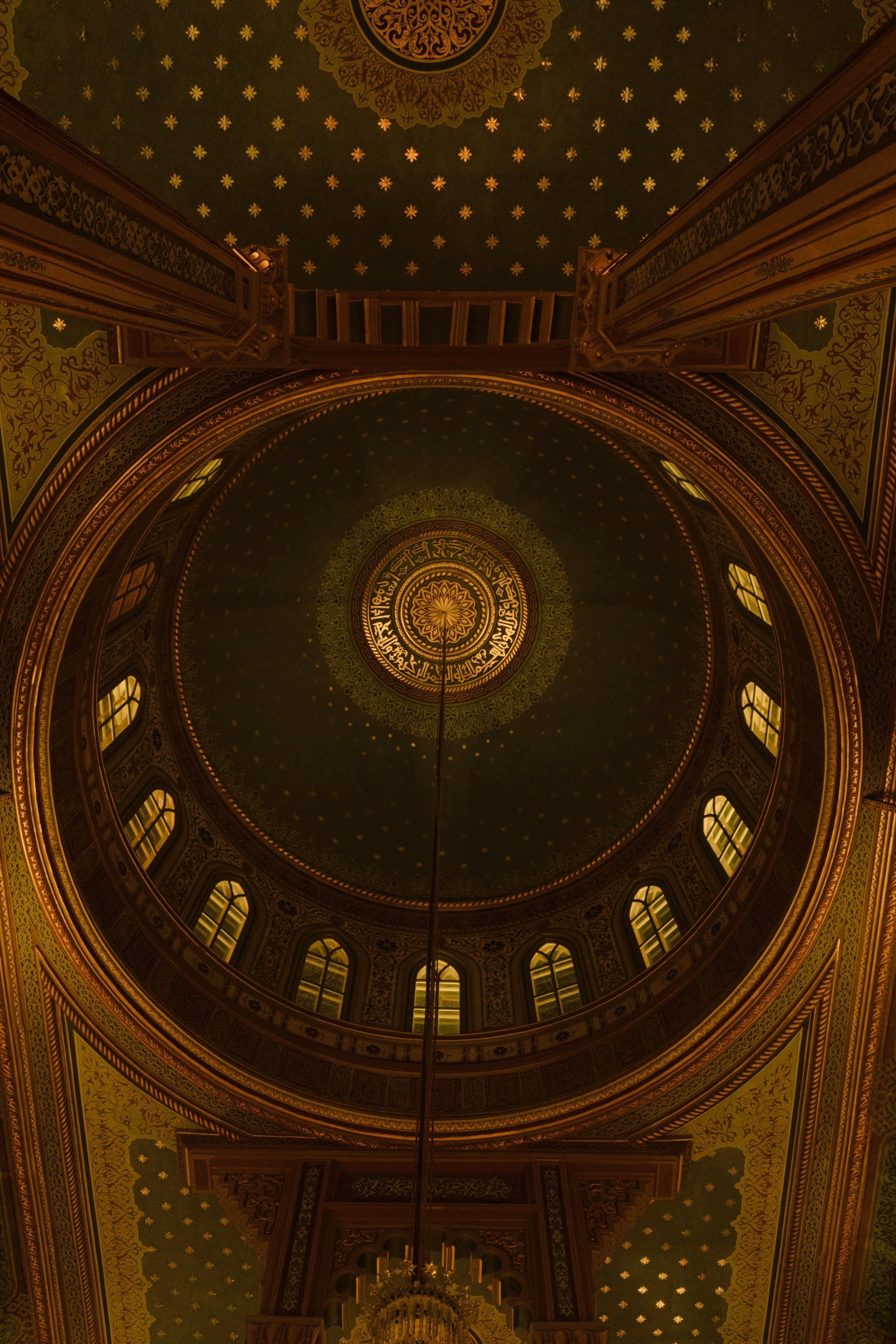 Ücretsiz Türkiye'nin İstanbul şehrinde, karmaşık İslam mimarisini sergileyen bir caminin süslü kubbe tavanının muhteşem görünümü. Stok Fotoğraflar