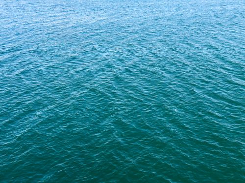 Free Peaceful blue ocean waves creating a serene texture on a clear day in Tunceli, Türkiye. Stock Photo