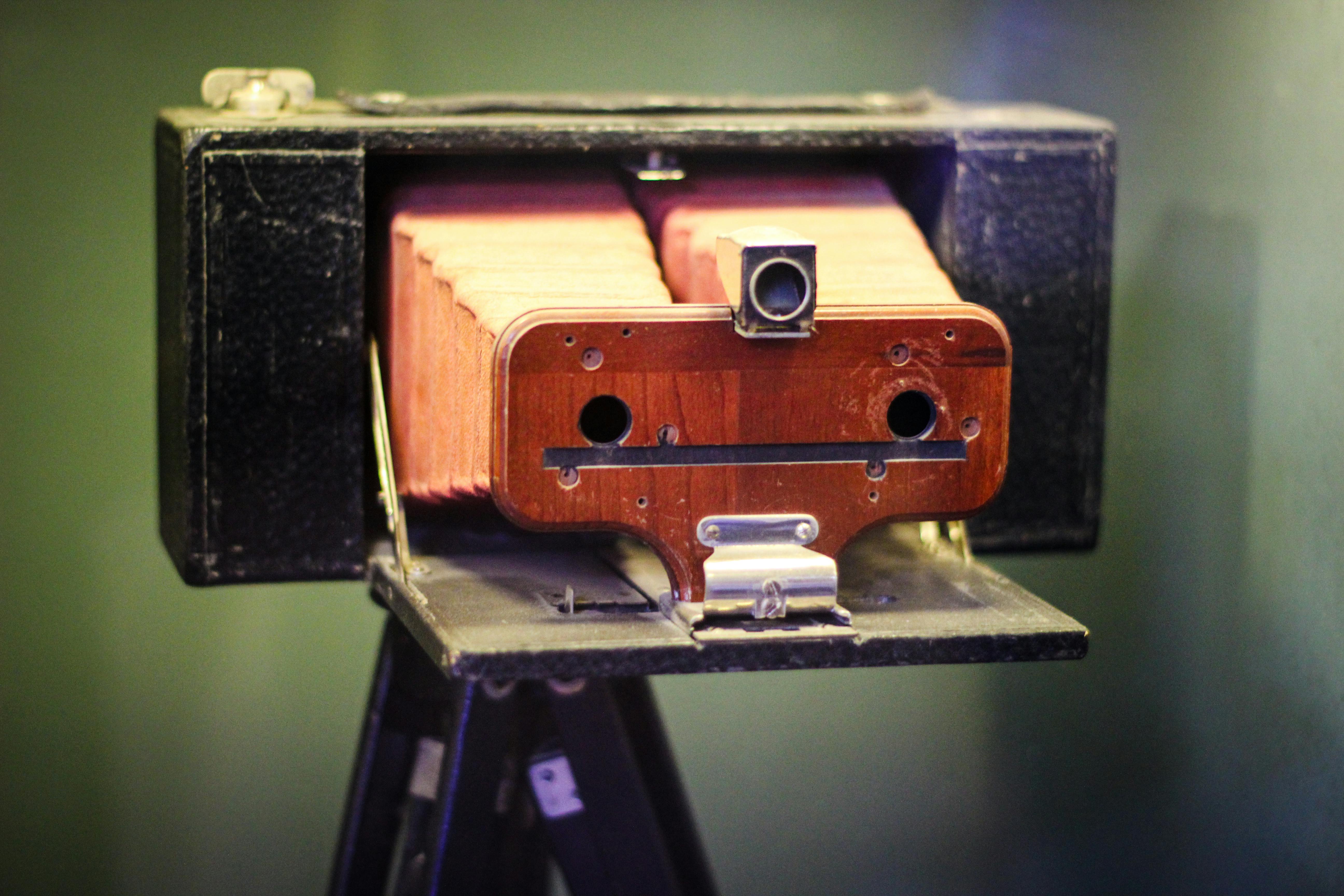 Gratis Kamera bellow vintage klasik pada tripod, diambil dengan tampilan artistik yang hangat. Foto Stok